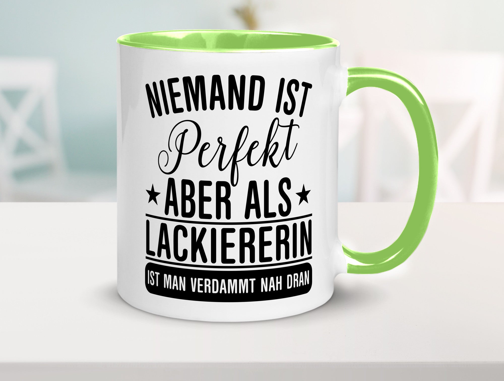 Verdammt nah dran: Lackiererin | lackieren lustiger Spruch Geschenk Humor