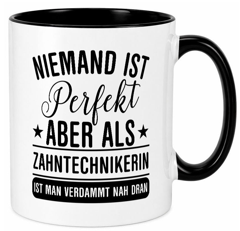 Verdammt nah dran: Zahntechnikerin | Zahnmedizin Humor Geschenkidee Tasse