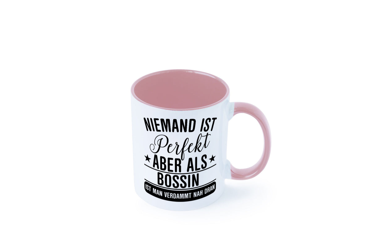 Verdammt nah dran: Bossin | Führungskraft Vorgesetzte Humor Geschenkidee Tasse