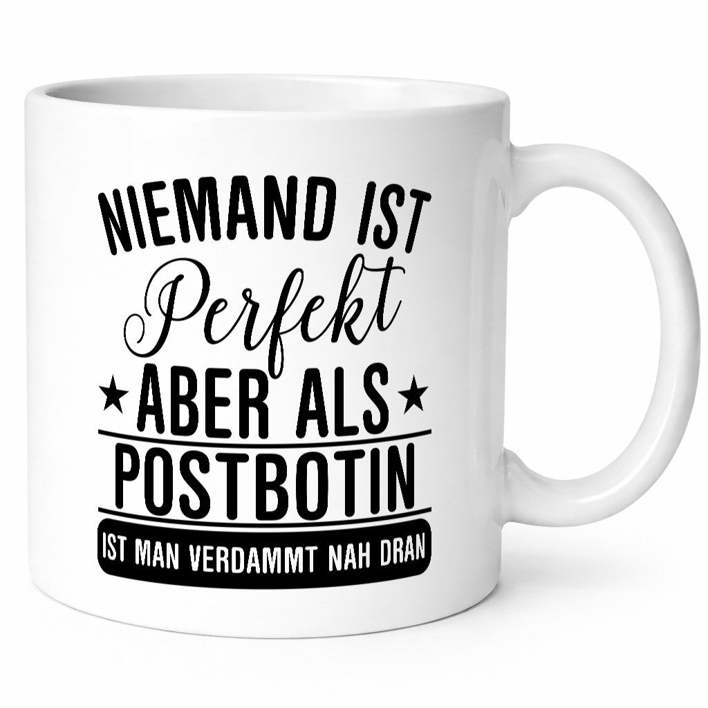Verdammt nah dran: Postbotin | Beruf Post Briefträger lustiger Spruch Geschenk