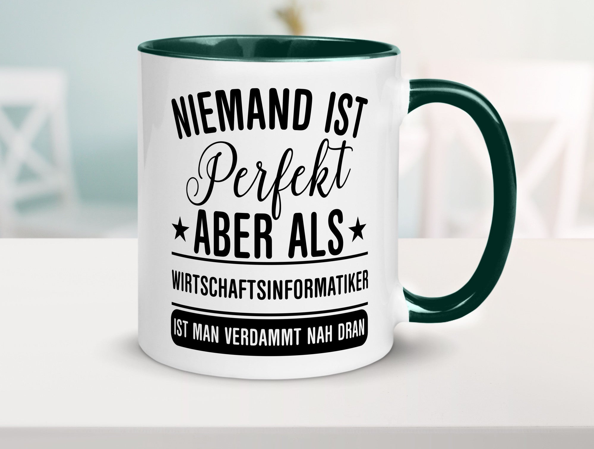 Verdammt nah dran: Wirtschaftsinformatiker | Informatik Humor Geschenkidee Tasse