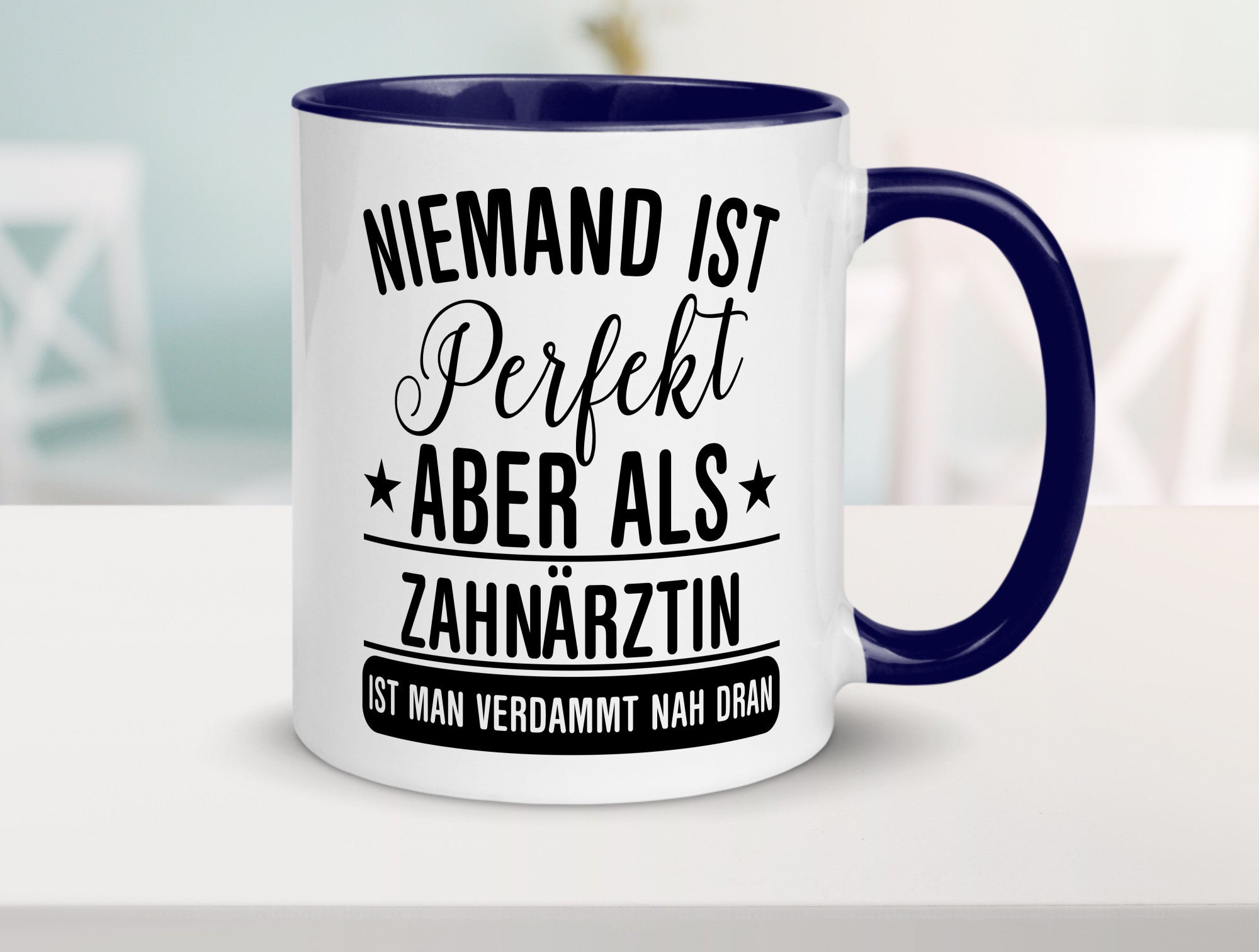 Verdammt nah dran: Zahnärztin | Zahnmedizin Beruf lustig Arbeit Kollegen Büro