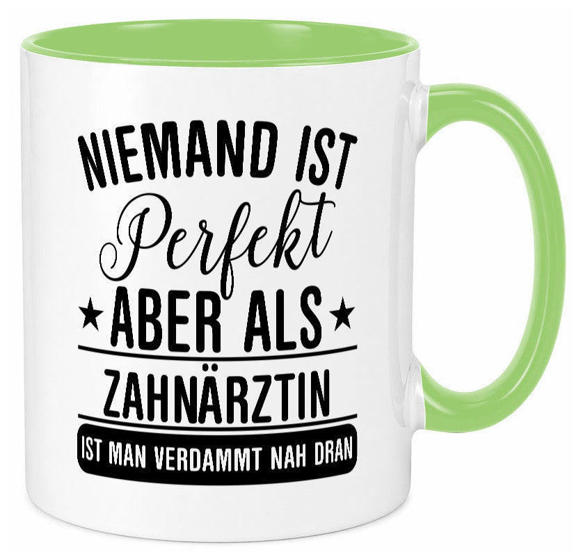 Verdammt nah dran: Zahnärztin | Zahnmedizin Beruf lustig Arbeit Kollegen Büro