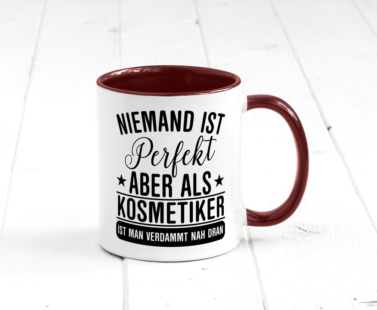 Verdammt nah dran: Kosmetiker | Kosmetik Stylist Geschenkidee Humor Tasse