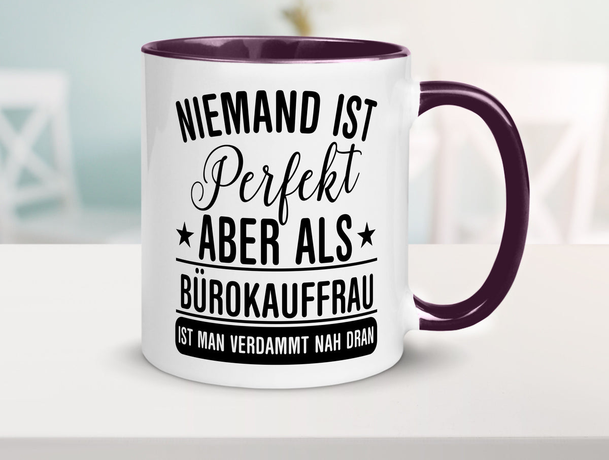 Verdammt nah dran: Bürokauffrau | Kauffrau lustiger Spruch Geschenk Arbeit Tasse