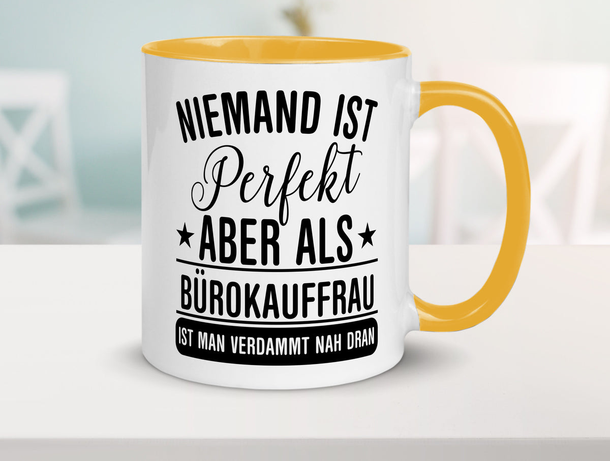 Verdammt nah dran: Bürokauffrau | Kauffrau lustiger Spruch Geschenk Arbeit Tasse