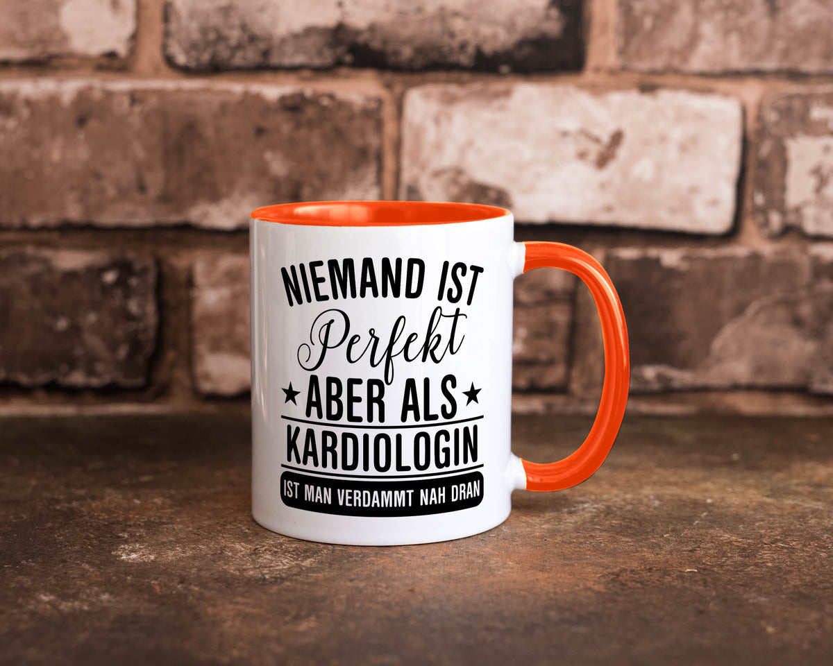 Verdammt nah dran: Kardiologin | Kardiologie Humor Geschenkidee Tasse