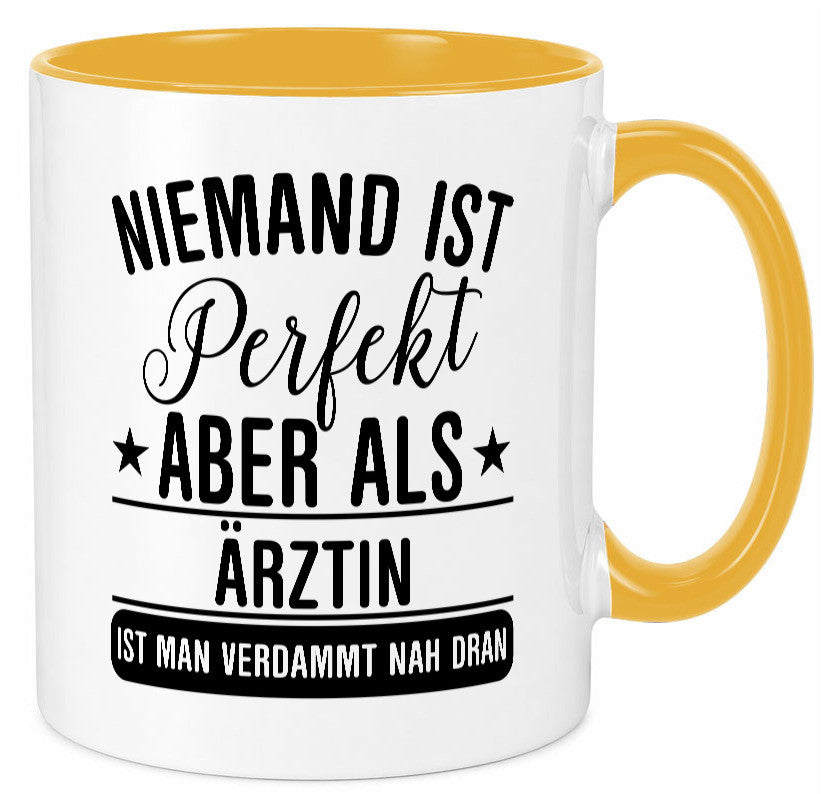 Verdammt nah dran: Ärztin | Medizin Doktorin Fachärztin Geschenkidee Humor Tasse