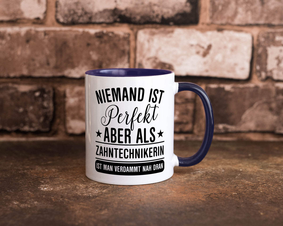 Verdammt nah dran: Zahntechnikerin | Zahnmedizin Humor Geschenkidee Tasse