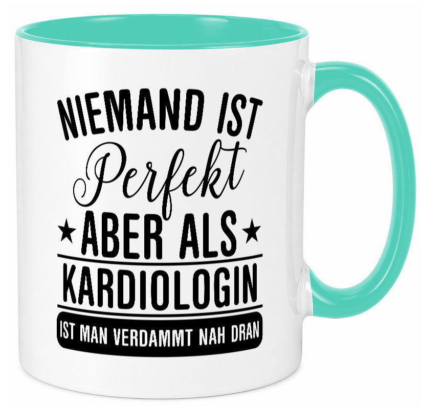 Verdammt nah dran: Kardiologin | Kardiologie Humor Geschenkidee Tasse