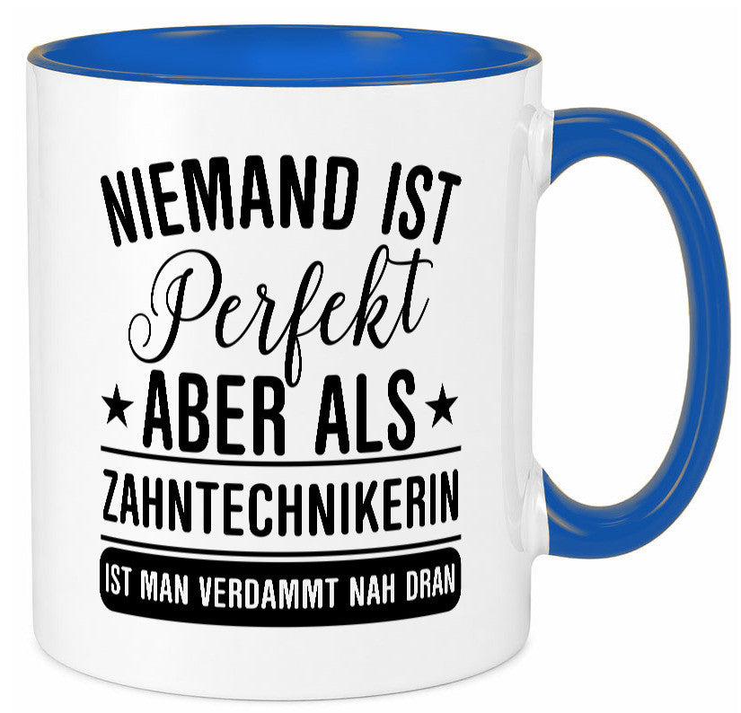 Verdammt nah dran: Zahntechnikerin | Zahnmedizin Humor Geschenkidee Tasse