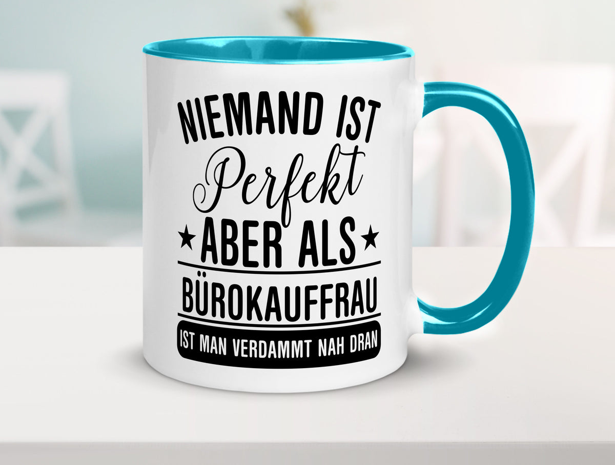Verdammt nah dran: Bürokauffrau | Kauffrau lustiger Spruch Geschenk Arbeit Tasse