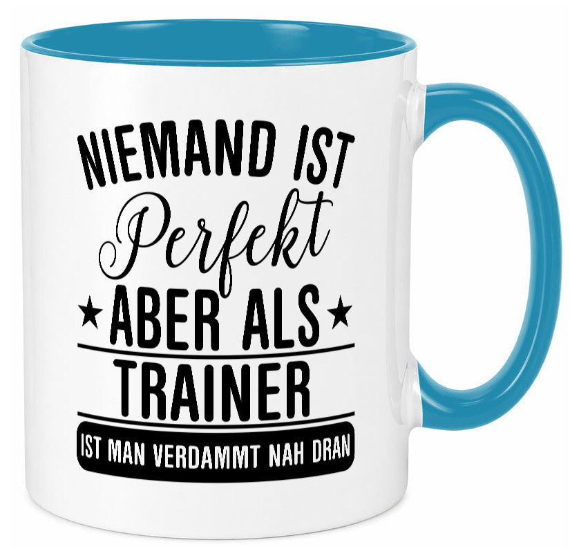 Verdammt nah dran: Trainer | Verein Sport Humor Geschenkidee Tasse