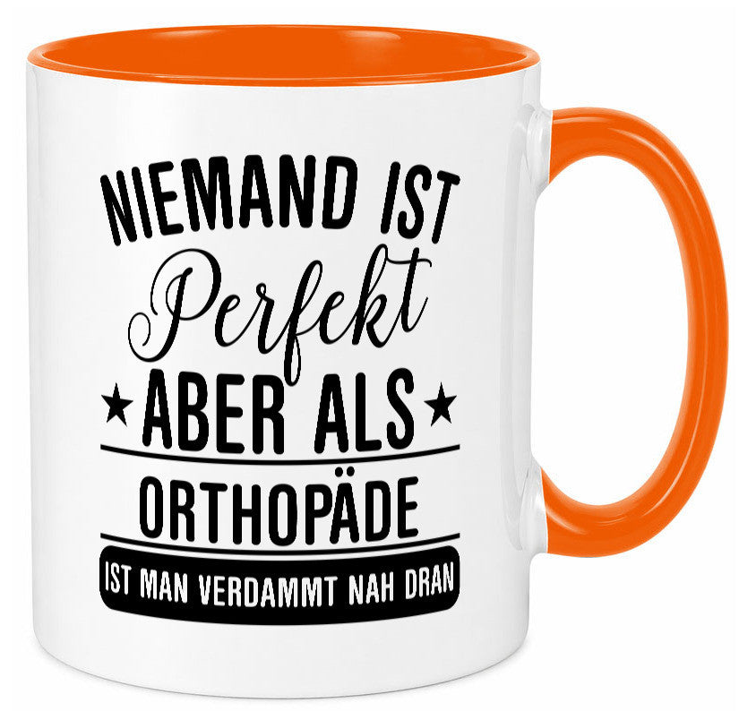 Verdammt nah dran: Orthopäde | Orthopädie Geschenkidee Humor Tasse