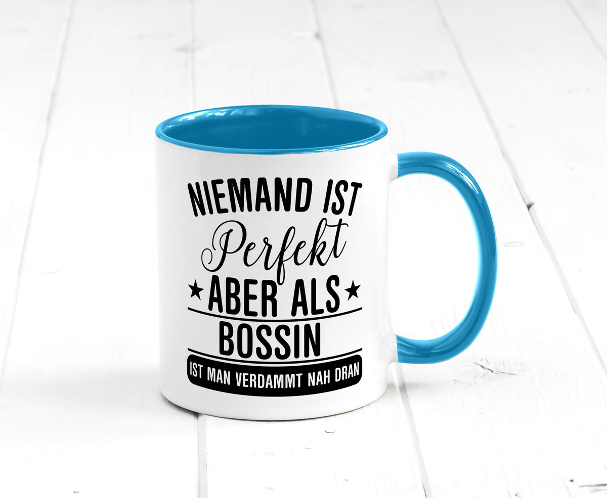 Verdammt nah dran: Bossin | Führungskraft Vorgesetzte Humor Geschenkidee Tasse