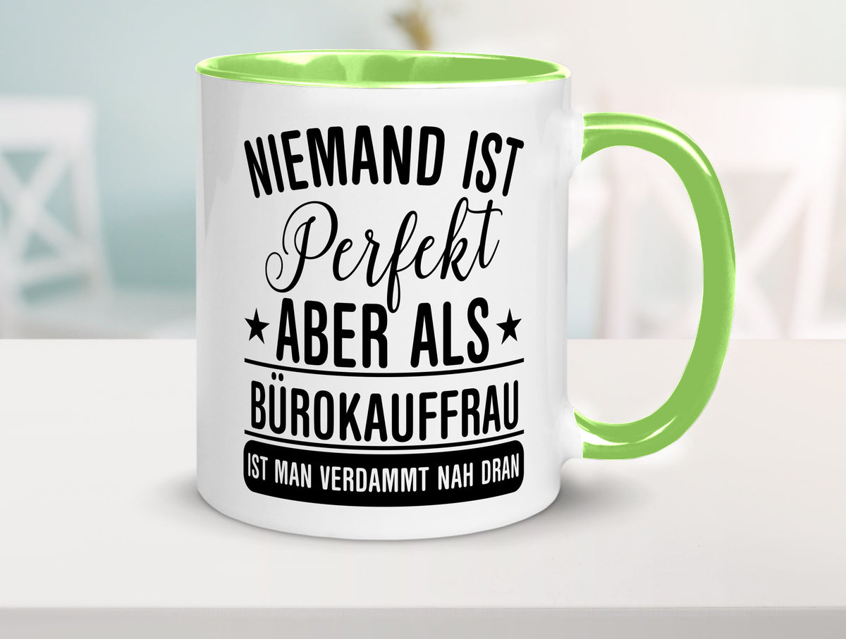 Verdammt nah dran: Bürokauffrau | Kauffrau lustiger Spruch Geschenk Arbeit Tasse