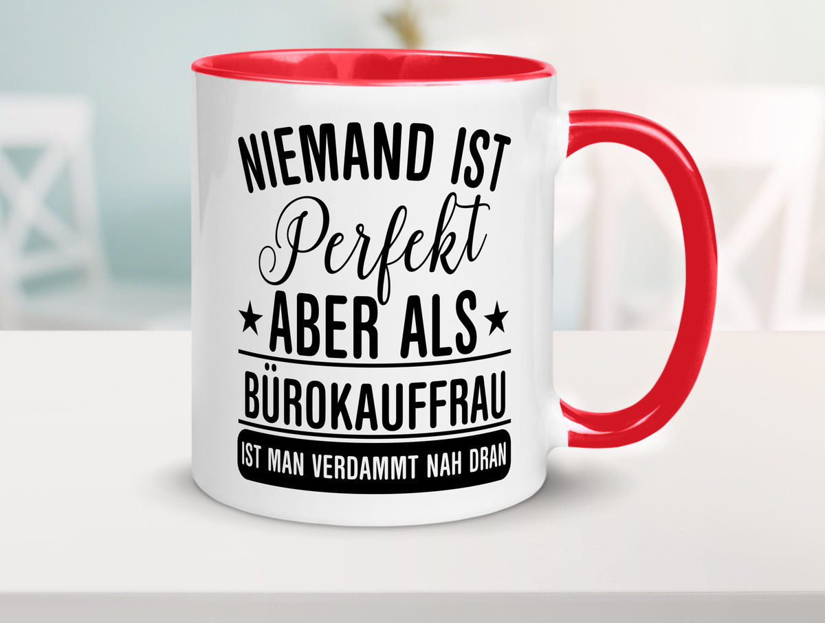 Verdammt nah dran: Bürokauffrau | Kauffrau lustiger Spruch Geschenk Arbeit Tasse