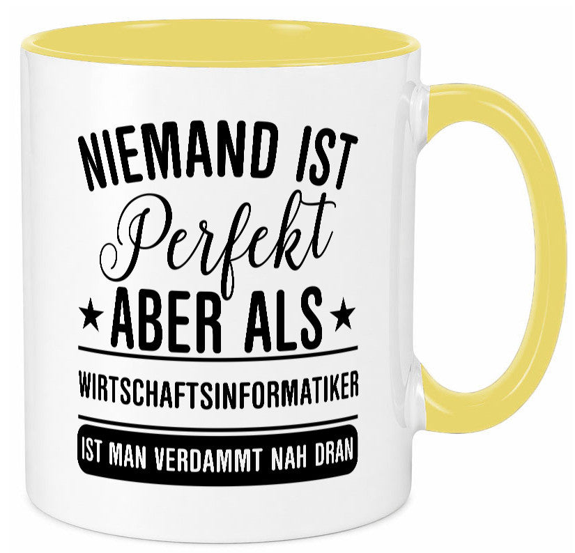 Verdammt nah dran: Wirtschaftsinformatiker | Informatik Humor Geschenkidee Tasse