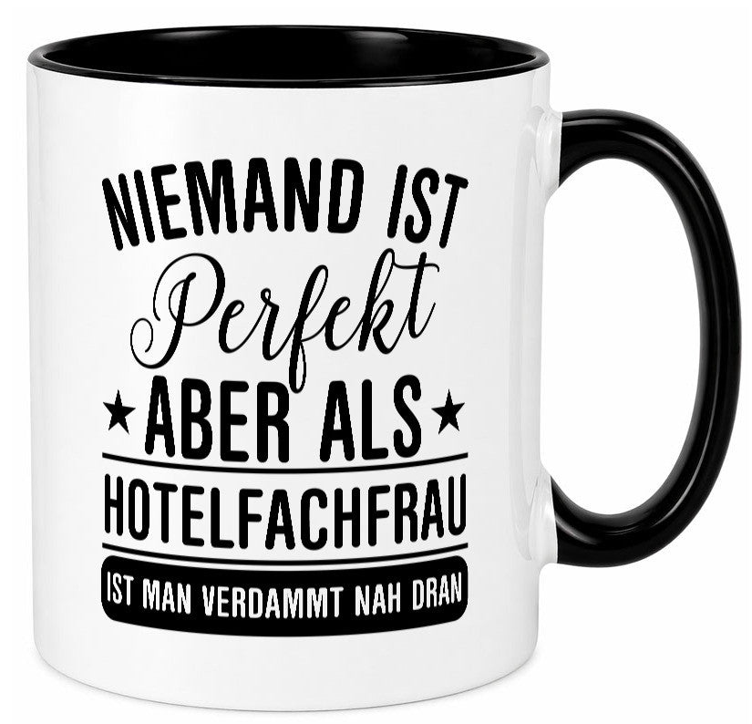Verdammt nah dran: Hotelfachfrau | Hotel Humor Geschenkidee Tasse