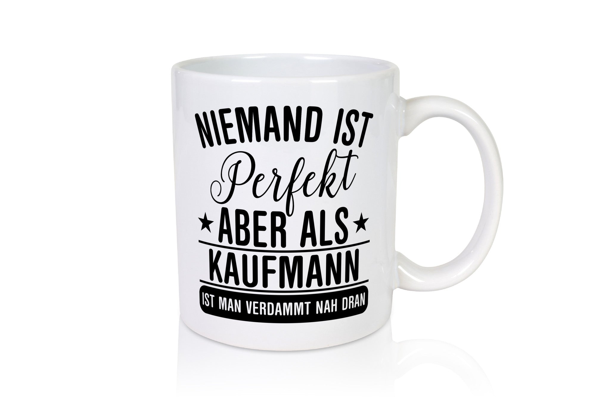 Verdammt nah dran: Kaufmann Kaufmänner lustig Humor Geschenkidee Geschenk Tasse