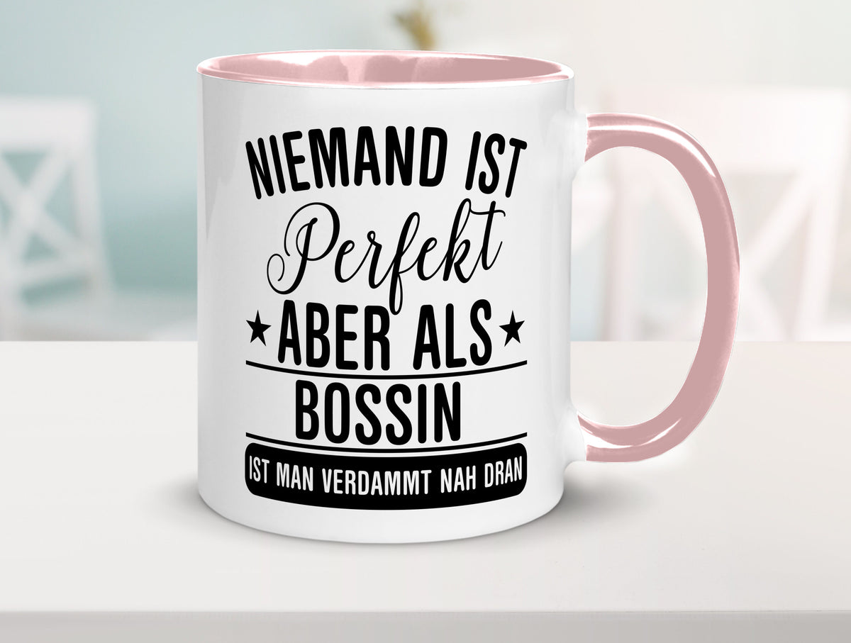 Verdammt nah dran: Bossin | Führungskraft Vorgesetzte Humor Geschenkidee Tasse