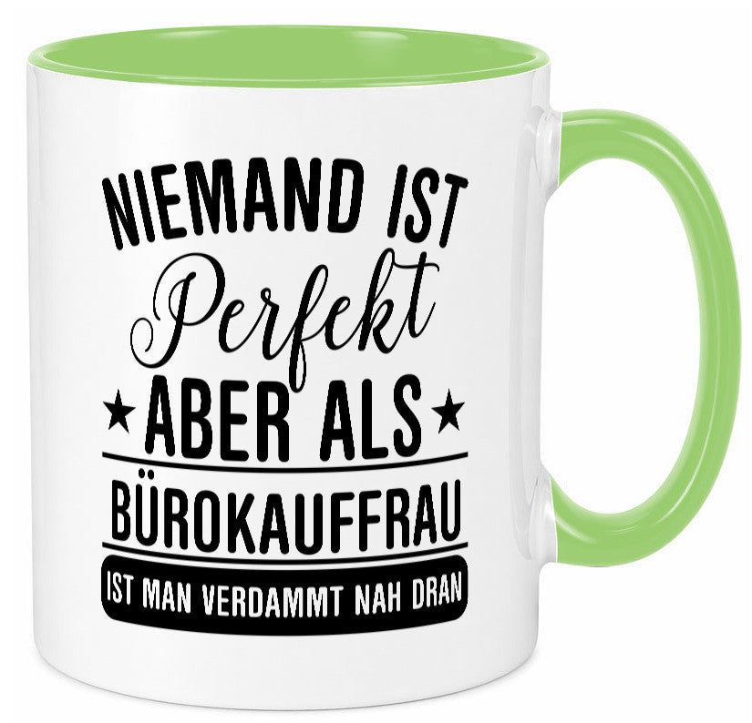 Verdammt nah dran: Bürokauffrau | Kauffrau lustiger Spruch Geschenk Arbeit Tasse