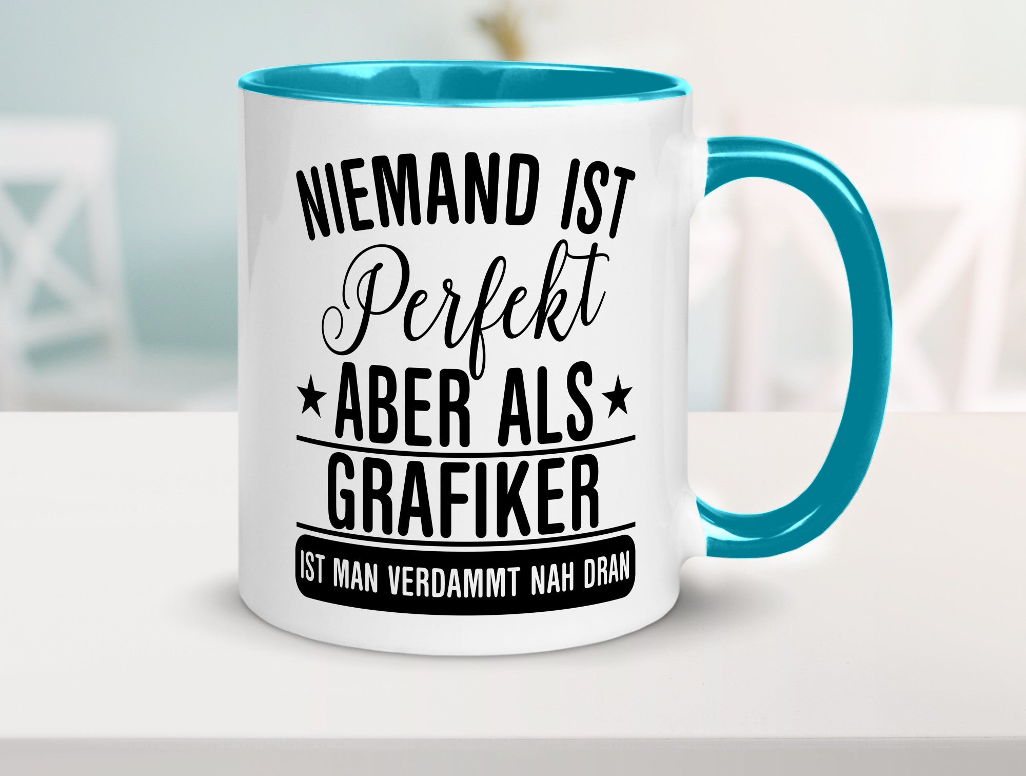 Verdammt nah dran: Grafiker | Grafik Design Humor Geschenkidee Tasse