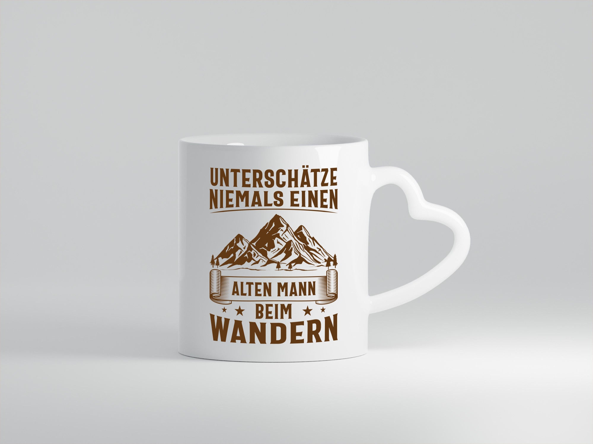 Unterschätze keinen alten Mann beim Wandern | Gebirge Geschenkidee Humor Tasse