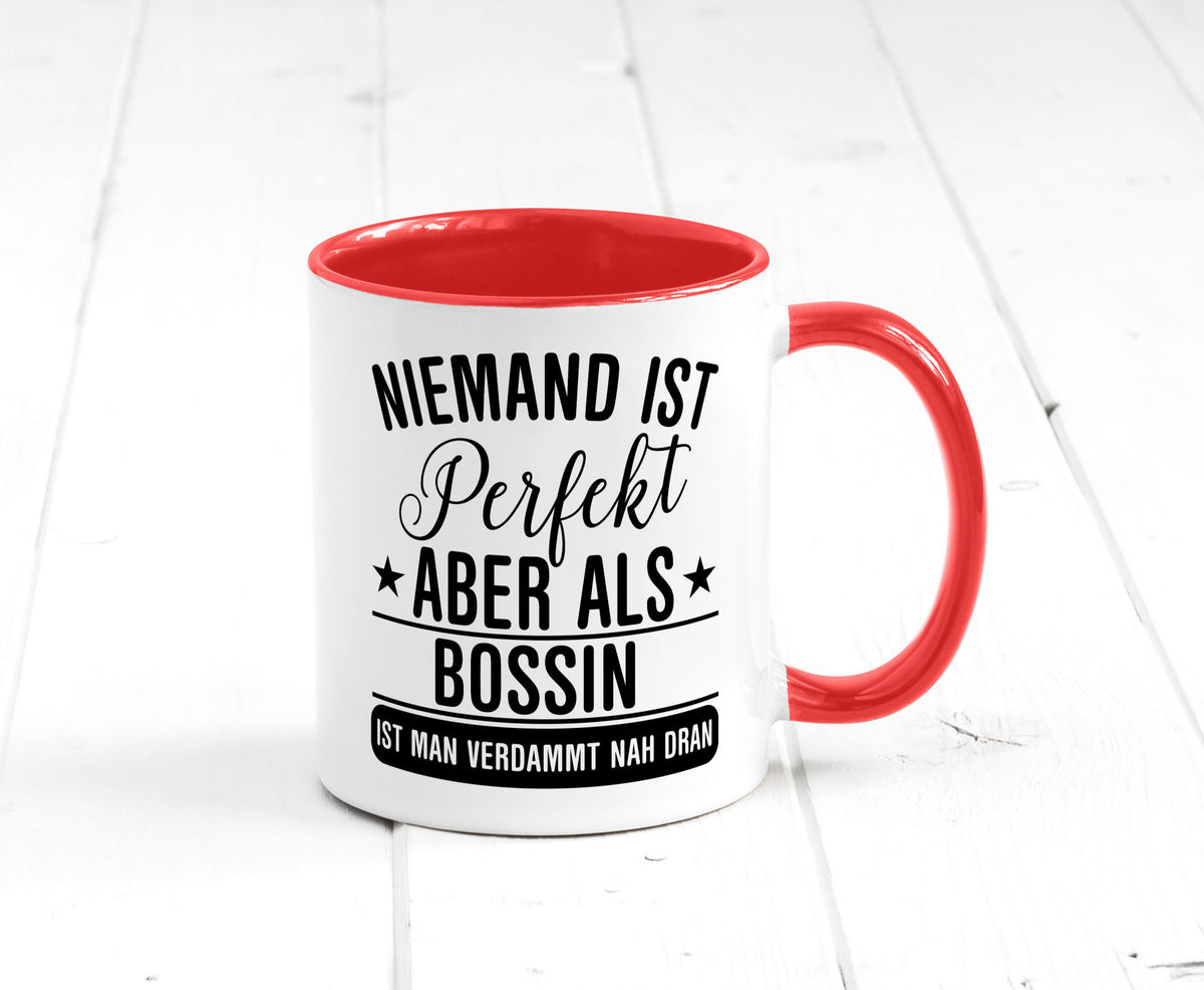 Verdammt nah dran: Bossin | Führungskraft Vorgesetzte Humor Geschenkidee Tasse