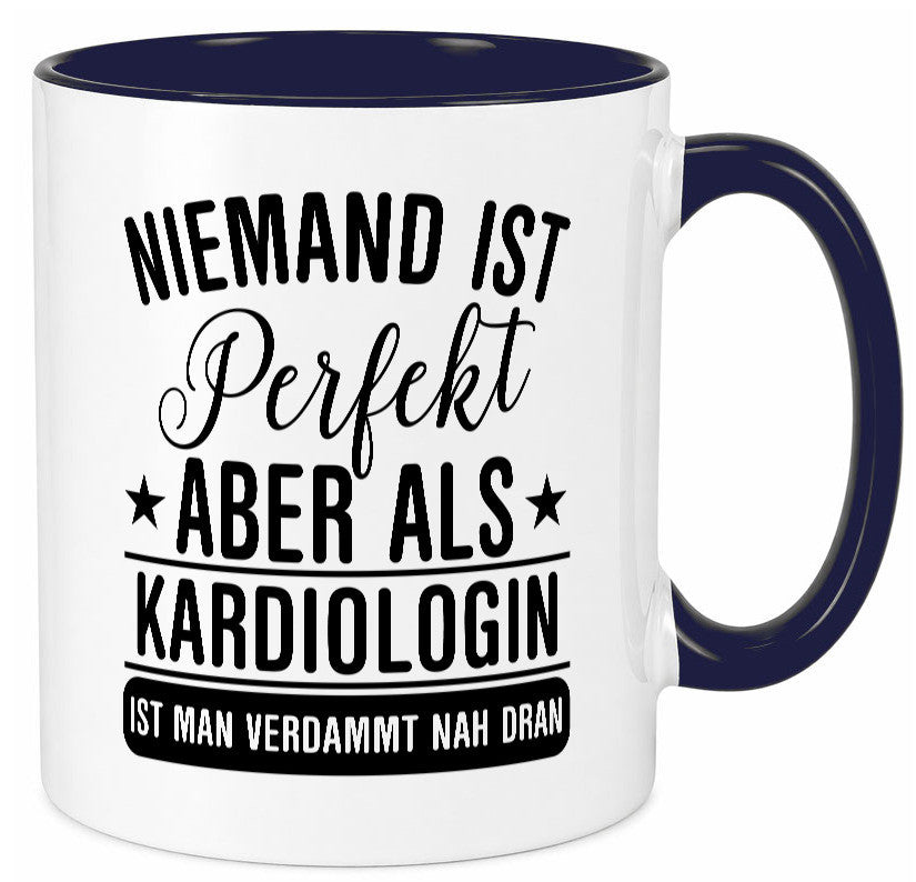 Verdammt nah dran: Kardiologin | Kardiologie Humor Geschenkidee Tasse