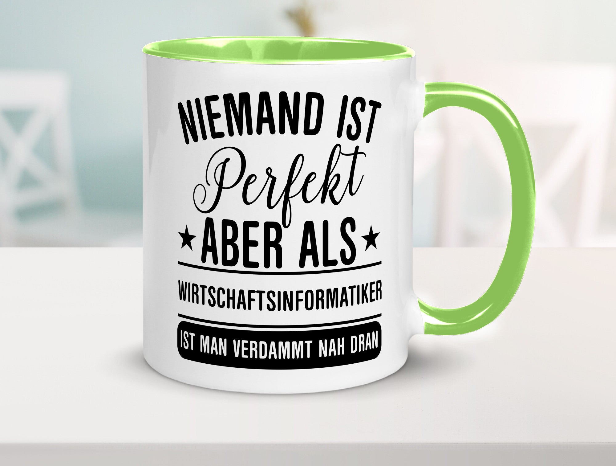 Verdammt nah dran: Wirtschaftsinformatiker | Informatik Humor Geschenkidee Tasse