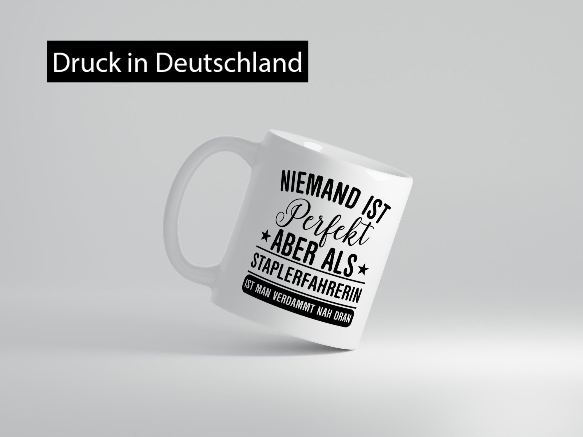 Verdammt nah dran: Staplerfahrerin | Gabelstapler Humor Geschenkidee Tasse