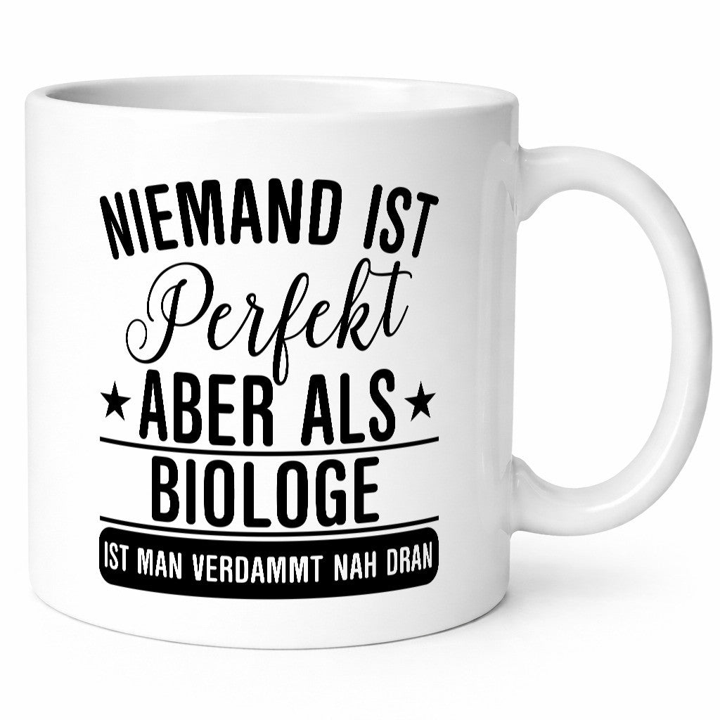 Verdammt nah dran: Biologe | Biologie Naturforscher Geschenkidee Humor Tasse