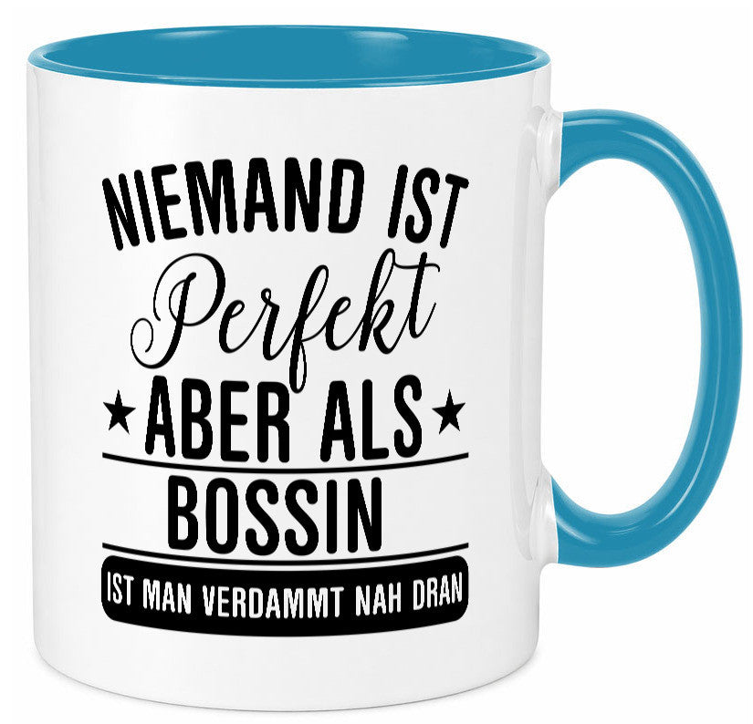 Verdammt nah dran: Bossin | Führungskraft Vorgesetzte Humor Geschenkidee Tasse
