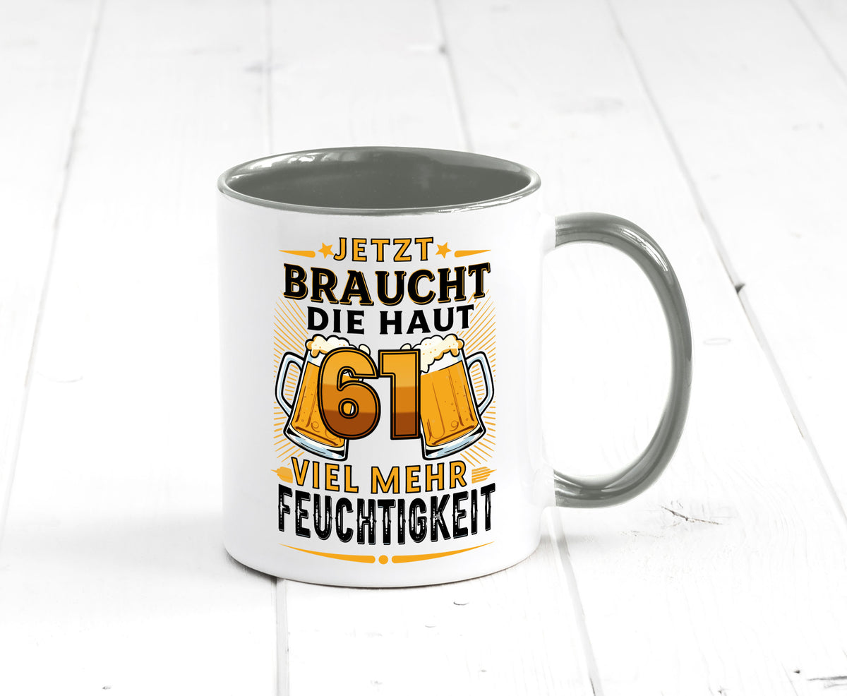 61 braucht die haut mehr Feuchtigkeit | 61. Geburtstag Geschenkidee Humor Tasse