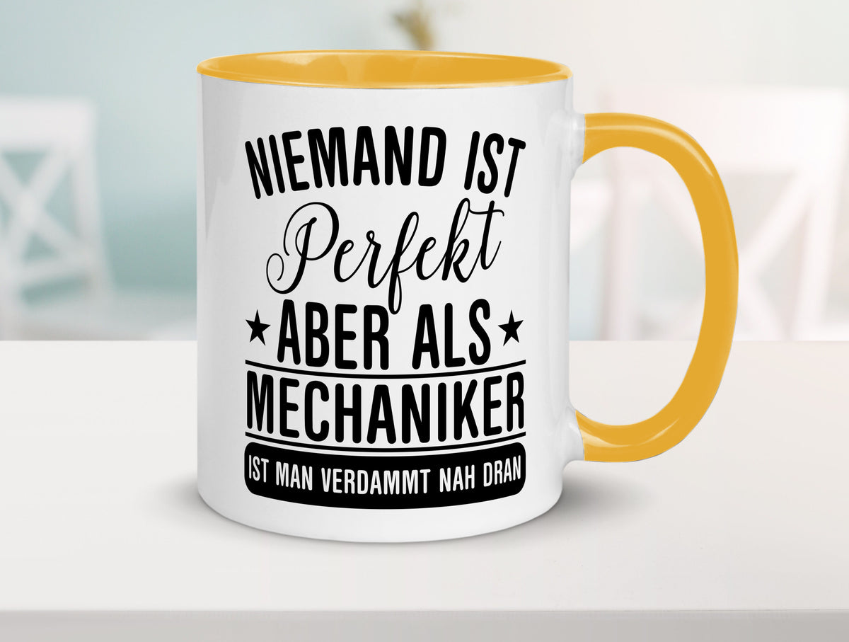 Verdammt nah dran: Mechaniker | KFZ Werkstatt lustig Humor Geschenkidee Tasse