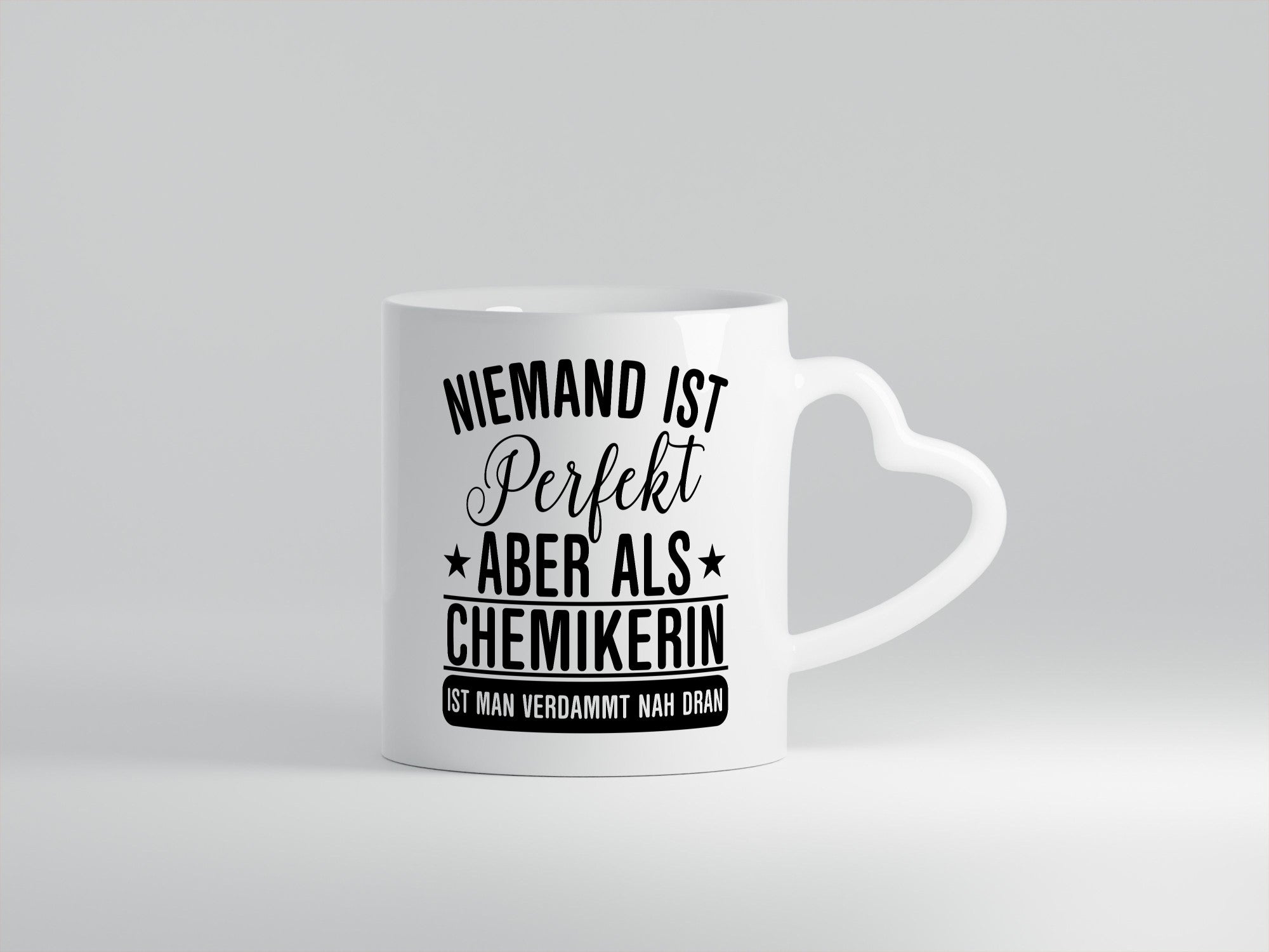 Verdammt nah dran: Chemikerin | Chemie Labor lustig Humor Geschenkidee Geschenk