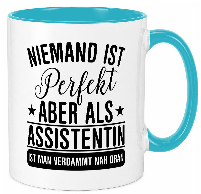 Verdammt nah dran: Assistentin | Assistenz Hilfskraft lustiger Spruch Geschenk Tasse