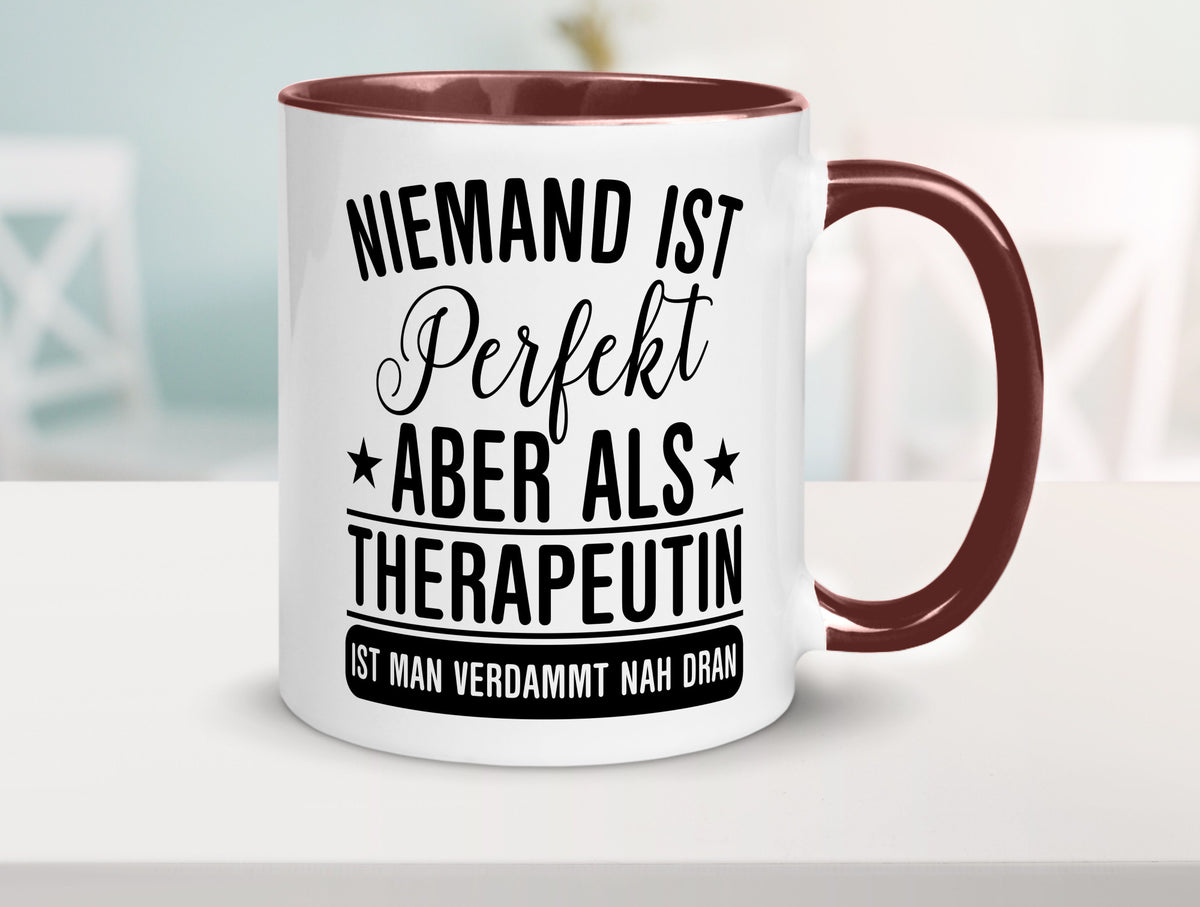Verdammt nah dran: Therapeutin | Psychotherapie Therapie lustig Humor Tasse
