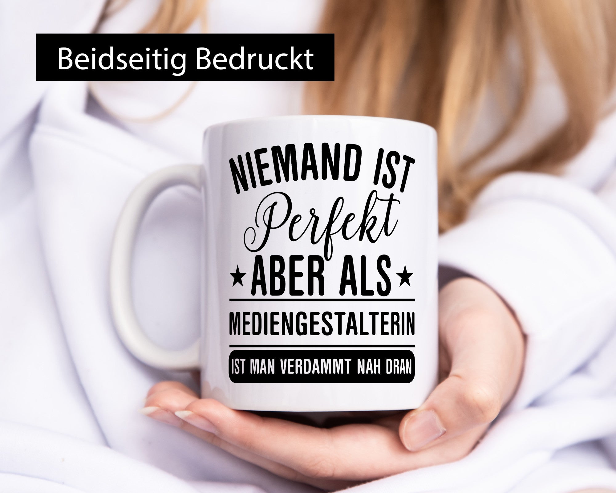 Verdammt nah dran: Mediengestalterin | Medien Geschenkidee Humor Tasse