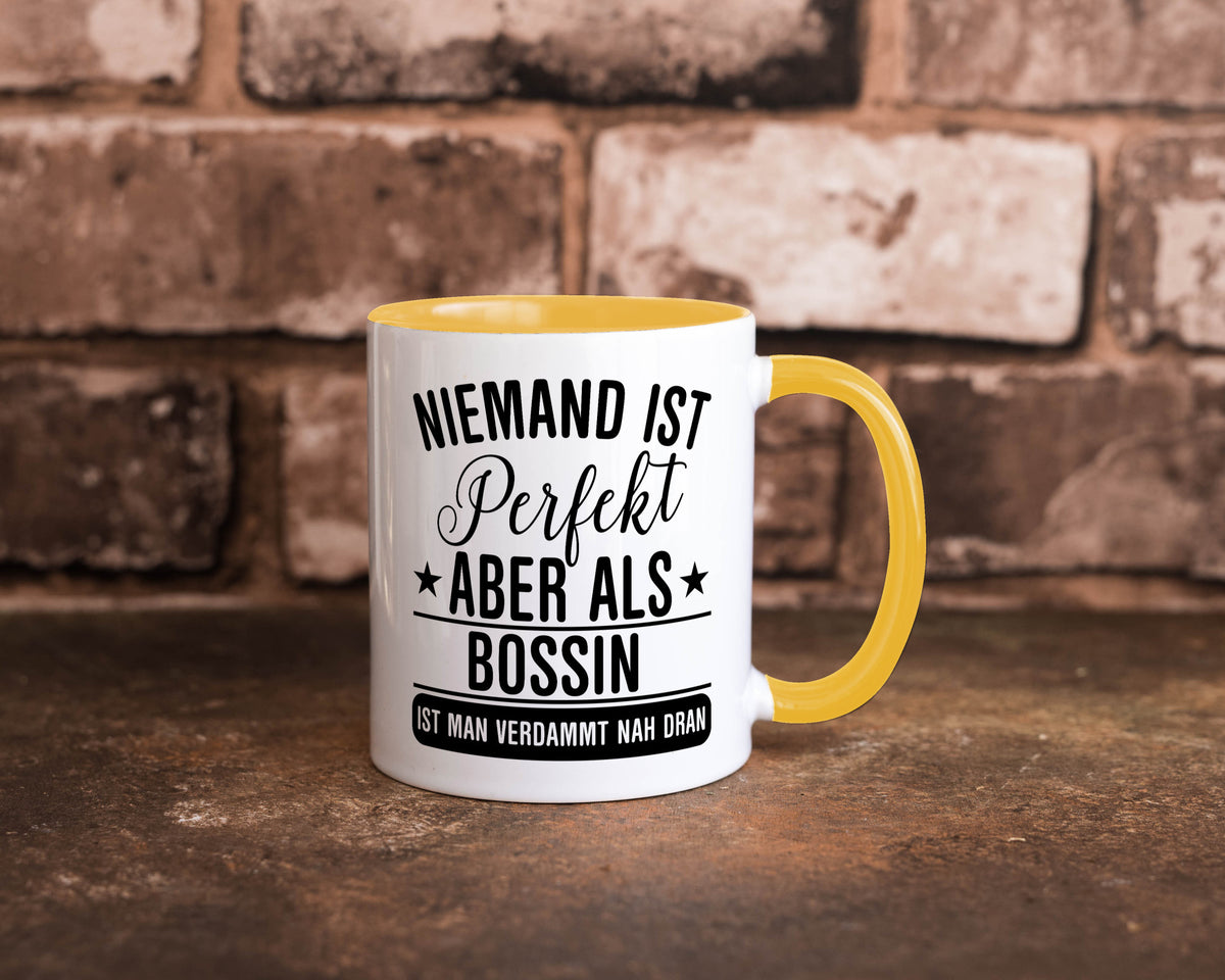 Verdammt nah dran: Bossin | Führungskraft Vorgesetzte Humor Geschenkidee Tasse