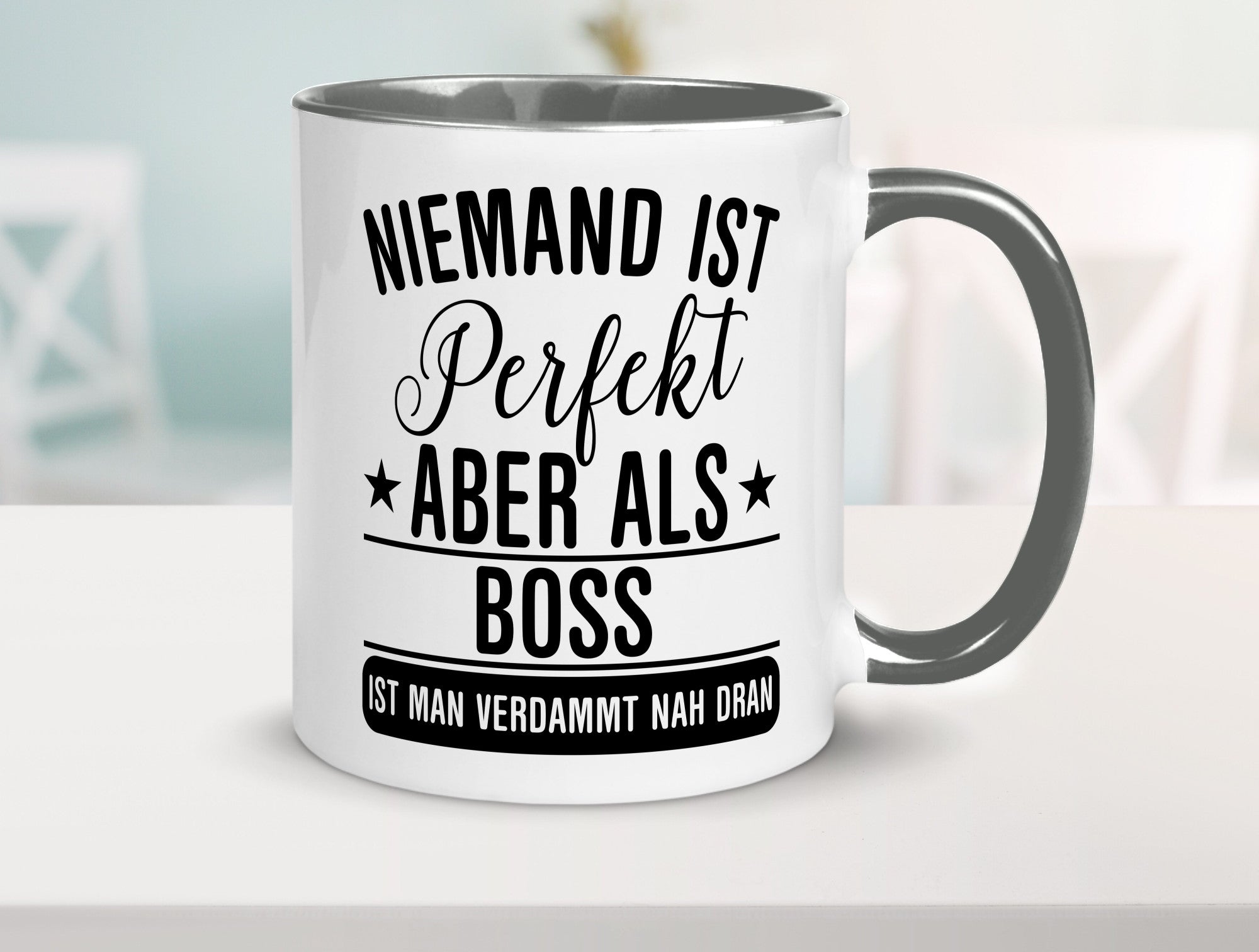 Verdammt nah dran: Boss | Führungskraft Vorgesetzter Humor Geschenkidee Tasse