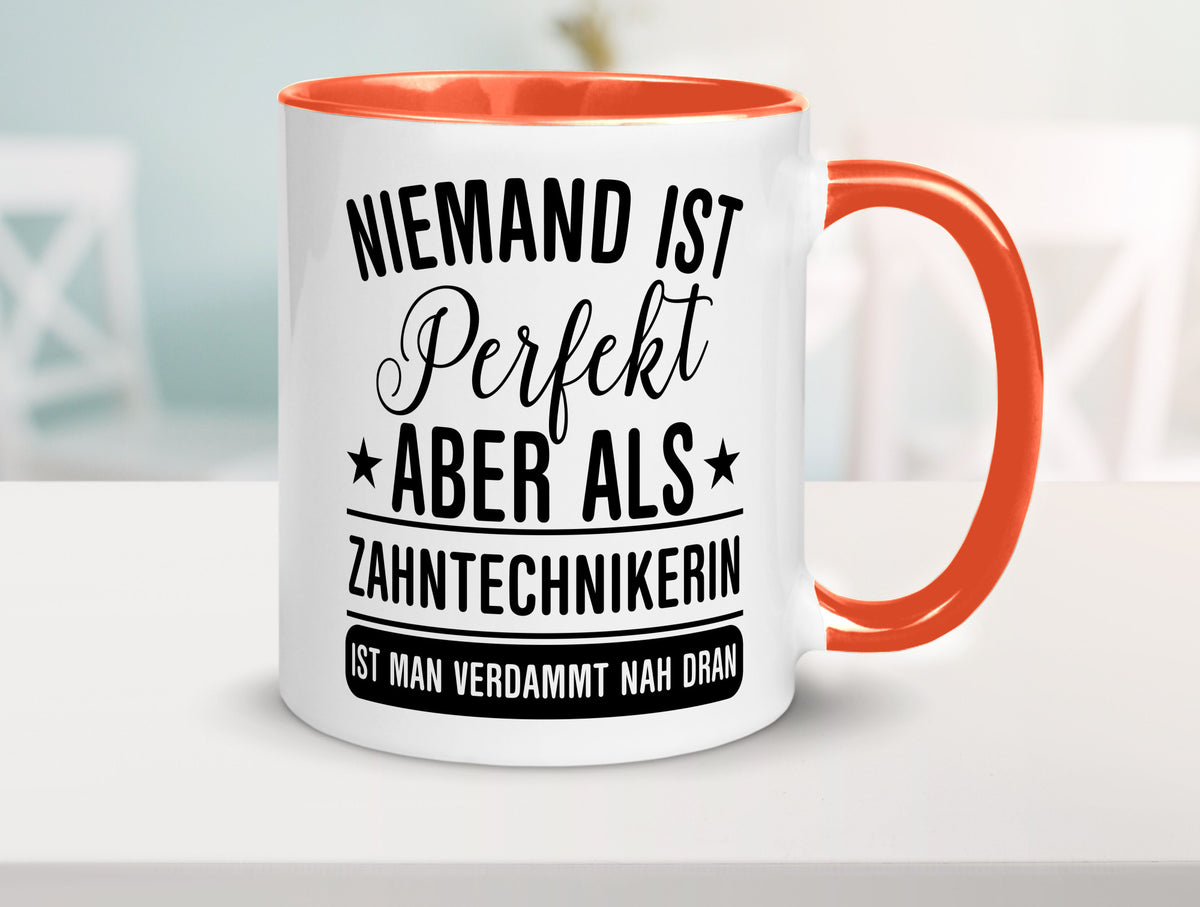 Verdammt nah dran: Zahntechnikerin | Zahnmedizin Humor Geschenkidee Tasse