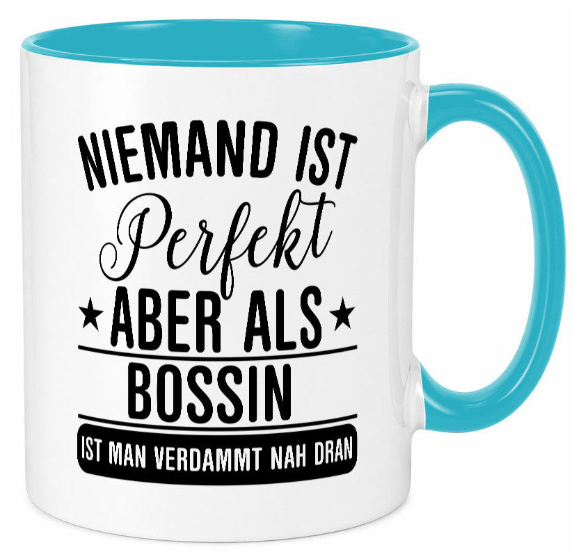 Verdammt nah dran: Bossin | Führungskraft Vorgesetzte Humor Geschenkidee Tasse