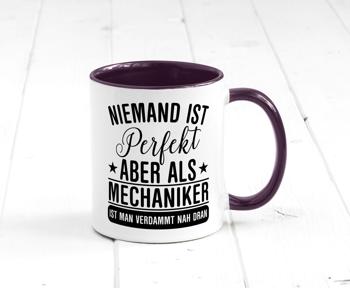 Verdammt nah dran: Mechaniker | KFZ Werkstatt lustig Humor Geschenkidee Tasse