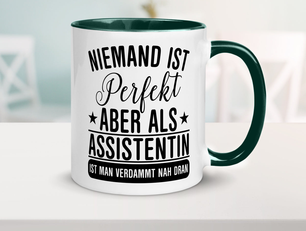 Verdammt nah dran: Assistentin | Assistenz Hilfskraft lustiger Spruch Geschenk Tasse