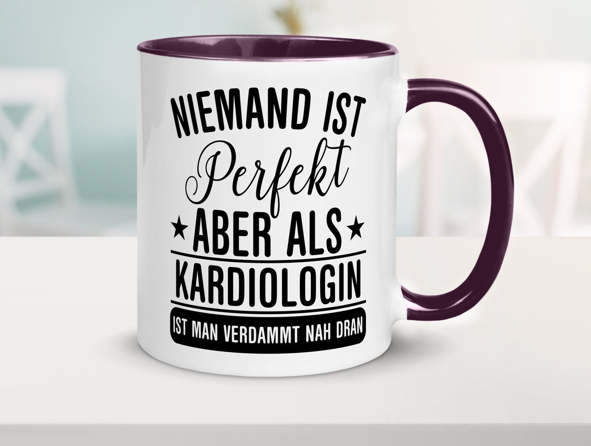 Verdammt nah dran: Kardiologin | Kardiologie Humor Geschenkidee Tasse