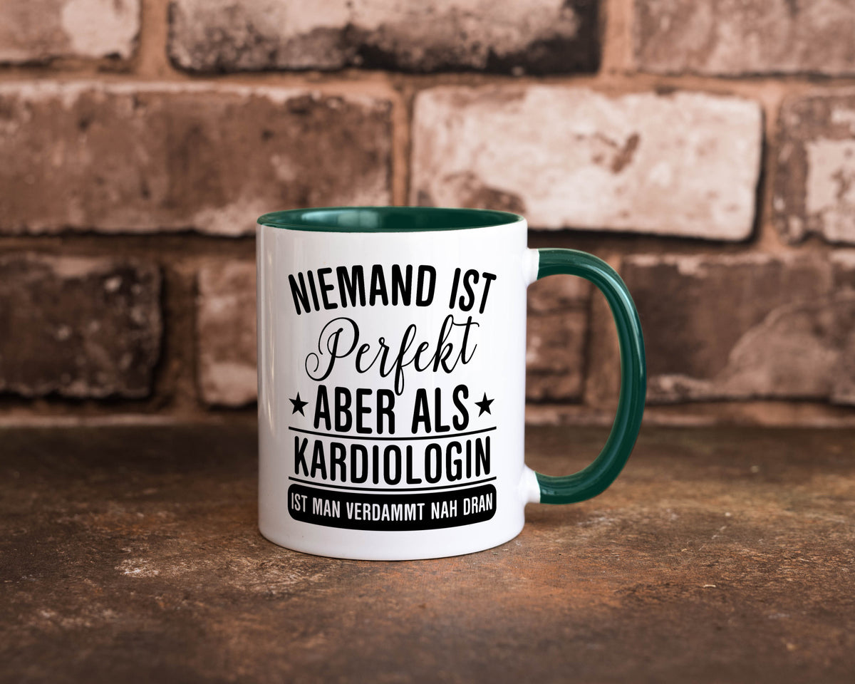 Verdammt nah dran: Kardiologin | Kardiologie Humor Geschenkidee Tasse