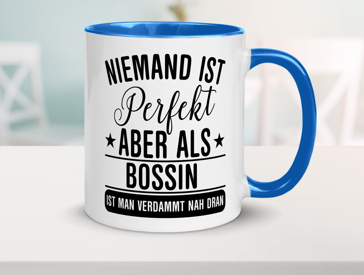 Verdammt nah dran: Bossin | Führungskraft Vorgesetzte Humor Geschenkidee Tasse