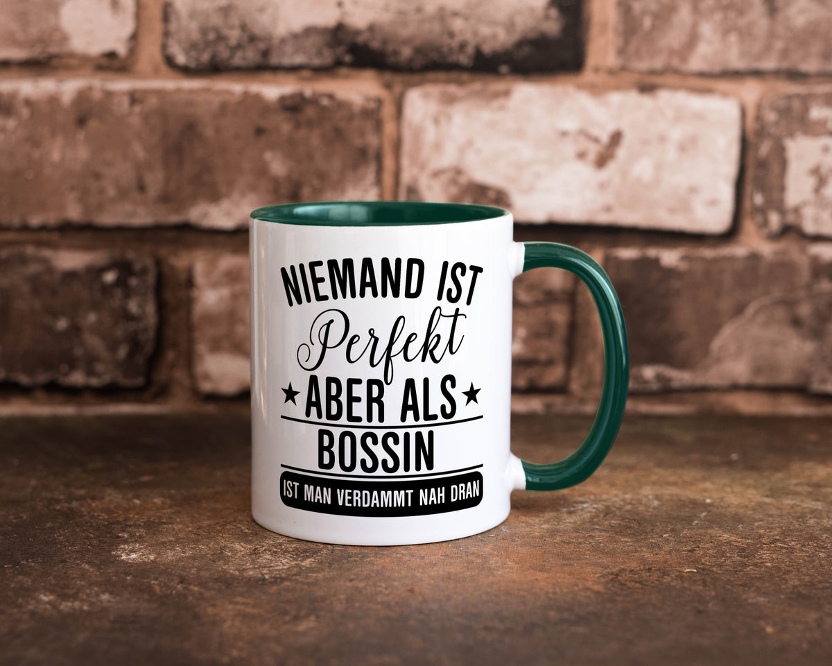 Verdammt nah dran: Bossin | Führungskraft Vorgesetzte Humor Geschenkidee Tasse